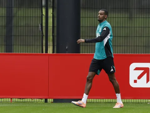 Liverpool bị lừa trong vụ Isak?