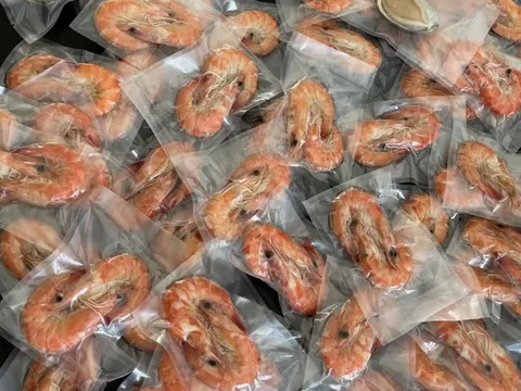 Sự lừa dối sau bức ảnh gói tôm vào túi nhựa 'gửi cho con gái xa nhà'