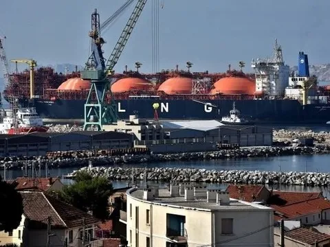 Tẩy chay khí đốt Nga, châu Âu đang mua năng lượng của Mỹ với giá “đắt ngang nước hoa Chanel”