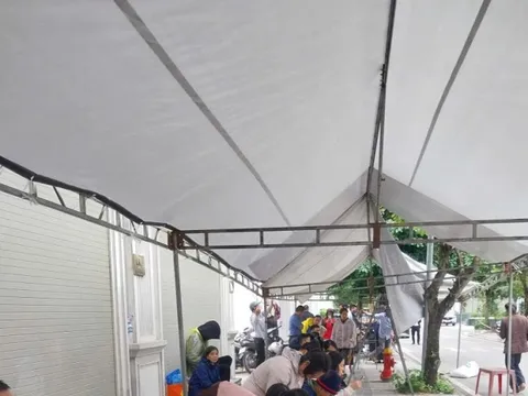 Người dân xếp hàng, tiếp tế lương khô chờ nộp hồ sơ 'săn' nhà ở xã hội