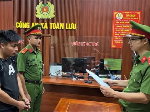 Khởi tố, tạm hoãn xuất cảnh với Đặng Đình Thắng