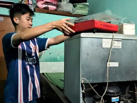 Huế mưa lớn, nhiều nơi ngập sâu trong nước, cuốn trôi xe taxi