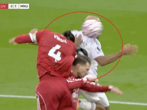 Lý giải bàn thắng tranh cãi của MU trước Liverpool