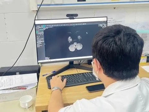 Cậu bé 15 tuổi chân tay co quắp, co giật vì thuốc lá điện tử