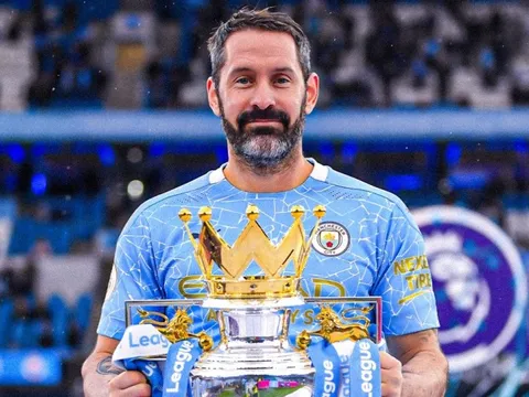 Thủ môn gây tranh cãi của Man City giải nghệ