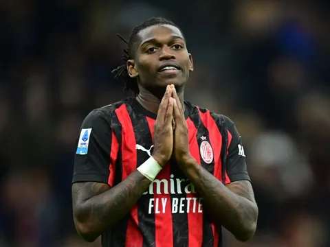 Đội bét bảng Serie A gây bất ngờ lớn