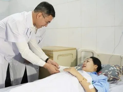 Lãnh đạo Bộ Y tế thăm, tặng quà 8 nhân viên y tế Bệnh viện Sản Nhi Nghệ An