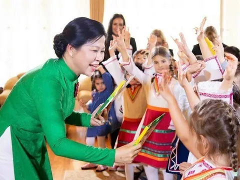 Phu nhân Ngô Phương Ly cùng vẽ tranh, cuốn nem Việt Nam với thiếu nhi Bulgaria