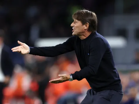 Conte xô xát với Lautaro Martinez