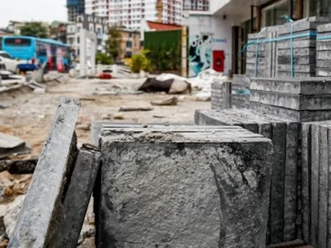 Cận cảnh vỉa hè Hà Nội vỡ nát, chuẩn bị được thay 'áo mới' đồng loạt