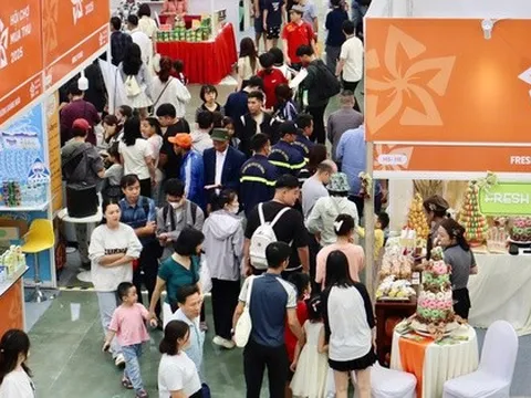 Đông đảo người dân đổ về Hội chợ mùa Thu ngày đầu mở cửa