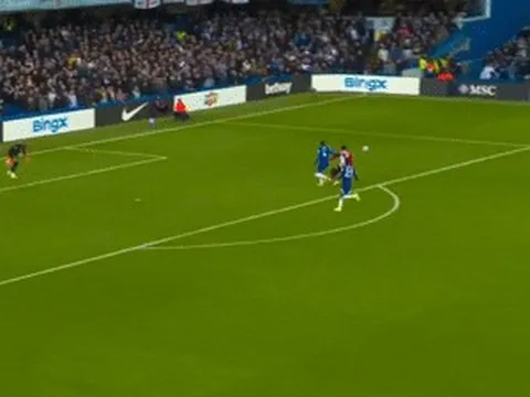 Khoảnh khắc phòng ngự gây phẫn nộ của Chelsea