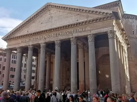Du khách Nhật Bản tử vong sau khi ngã từ lan can đền Pantheon