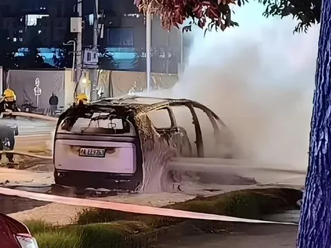MPV điện Trung Quốc bốc cháy khi đang chạy trên đường
