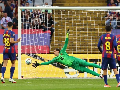 Barca thua, nhưng Szczesny vẫn ngẩng cao đầu