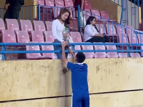 Đức Huy chăm sóc bạn gái trước derby với CAHN