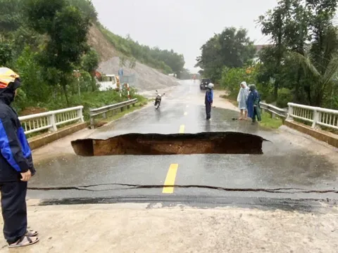 Nước lũ làm lở mố cầu khiến xe máy rơi xuống hố ở Đà Nẵng