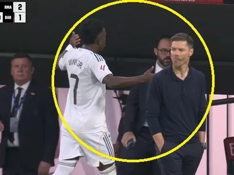 Vinicius nổi giận với Xabi Alonso