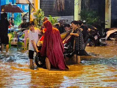Khắp TP.HCM mưa to, Gò Vấp cũ ngập lênh láng, dân khiêng xe khỏi chỗ ngập