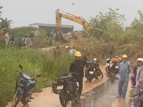 Sạt lở trên đèo Đại Ninh, quốc lộ 28B tắc đường