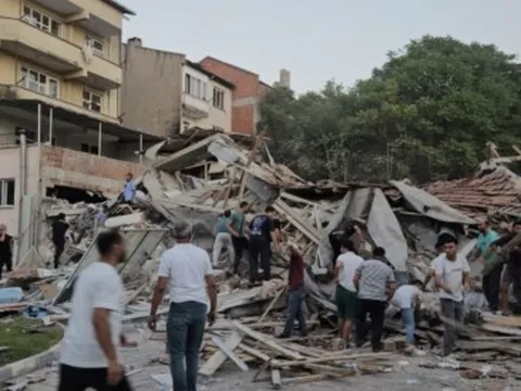 Động đất 6,1 độ Richter làm rung chuyển Thổ Nhĩ Kỳ, nhiều tòa nhà bị hư hại