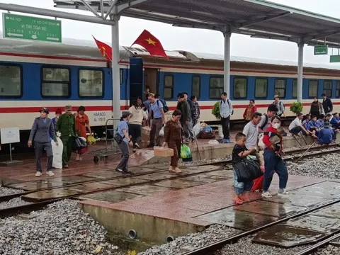 Đã chuyển 1.400 hành khách đi tàu qua đi ô tô do mưa lũ