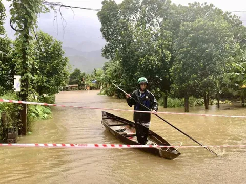 Thời tiết hôm nay 28-10: Miền Trung vẫn mưa rất to, người dân oằn mình với lũ