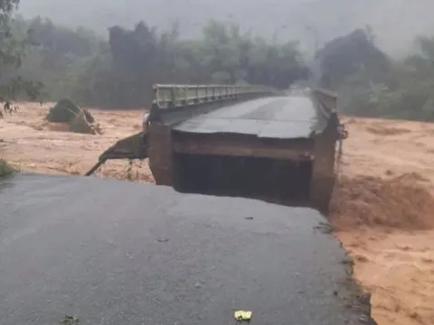Cảnh lũ kinh hoàng cuốn sập cầu ở Huế