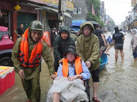 Chủ tịch thành phố Huế trực tiếp đến bệnh viện hỗ trợ bệnh nhân "chạy lũ"