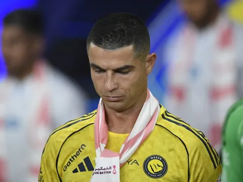 CĐV phẫn nộ với Ronaldo