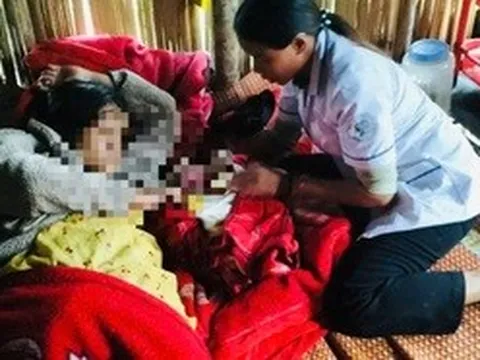 Hai nữ y tá vượt lũ giúp sản phụ vượt cạn thành công