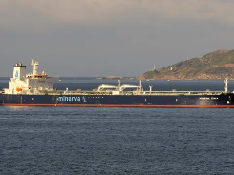 Đội 'tàu ma' chở dầu Nga và Iran vẫn giao hàng như không bị trừng phạt: Hàng chục tỷ USD dầu liên tục cập cảng, hé lộ một 'ông lớn' phương Tây đứng sau hỗ trợ