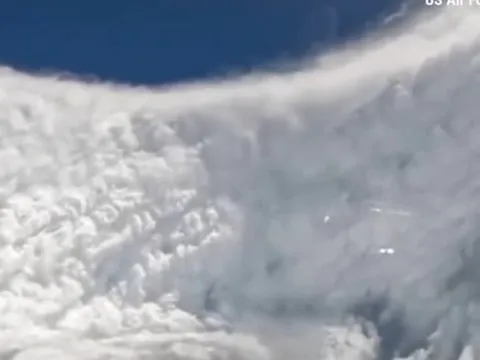 Video: "Thợ săn bão" của Không quân Mỹ bay thẳng vào tâm cơn bão mạnh nhất năm Melissa