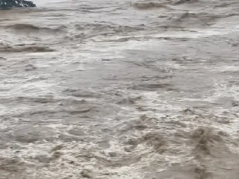 Mưa dồn dập, thủy điện "no nước", lũ trên sông Vu Gia lên mốc lịch sử 1999