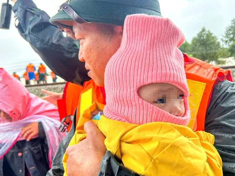 Đà Nẵng: Ưu tiên đưa người già, trẻ em tại vùng bị lũ cô lập đến nơi an toàn