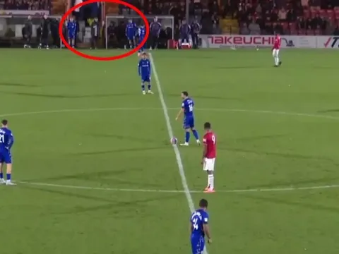 Chiêu lách luật gây sửng sốt trước đội trẻ MU