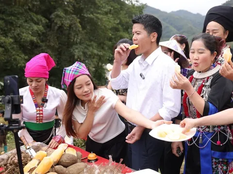 Chủ tịch xã ở Lai Châu lần đầu lên livestream cùng bà con bán nông sản