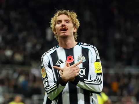 Woltemade làm Isak bẽ mặt