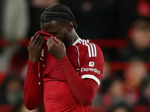 Liverpool thảm bại trên sân nhà