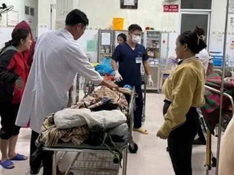 Xuyên đêm khiêng 3 nạn nhân bị sạt lở đi hơn 20km đến bệnh viện cấp cứu