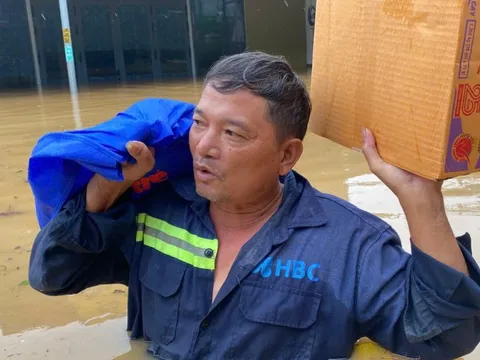 Quà cứu trợ khẩn cấp của bạn đọc Tuổi Trẻ đến tay người dân ‘rốn ngập’ Đà Nẵng