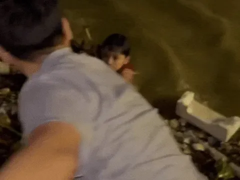 Thót tim phút cứu bé trai trôi dạt trên sông Hàn giữa lũ dữ trong đêm