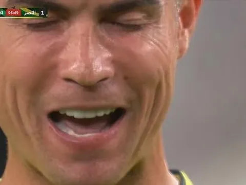 Ronaldo tự nói chuyện rồi đá hỏng