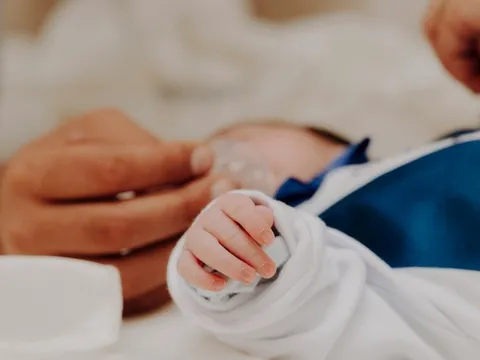 Vụ bé 5 ngày tuổi thủng dạ dày: Bác sĩ cảnh báo nguy cơ ăn dặm sớm