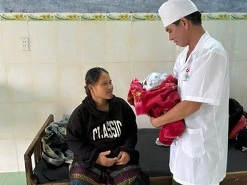 Hai cán bộ biên phòng giúp sản phụ vượt cạn thành công trong mưa lũ