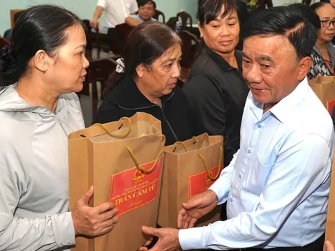 Thường trực Ban Bí thư Trần Cẩm Tú thăm người dân vùng mưa lũ Huế