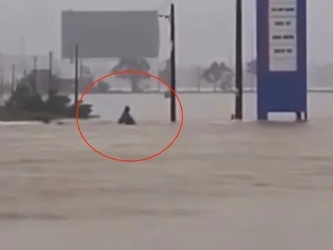 24 giờ tìm kiếm thi thể nam sinh 18 tuổi bị lũ cuốn trôi ở Huế