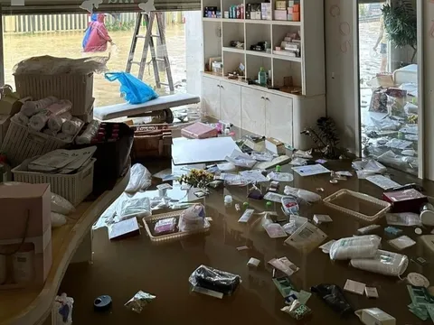 Chủ shop ở Huế thất thần nhìn hàng hóa trôi lềnh bềnh sau lũ kỷ lục