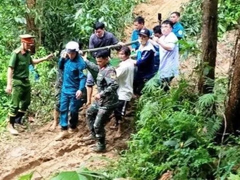 Khiêng võng băng rừng đưa sản phụ ở vùng sạt lở đi cấp cứu