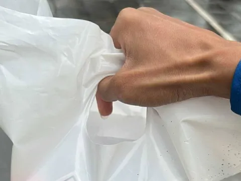 Shipper phải chuộc lại gói hàng 14 triệu đồng đánh rơi trên đường